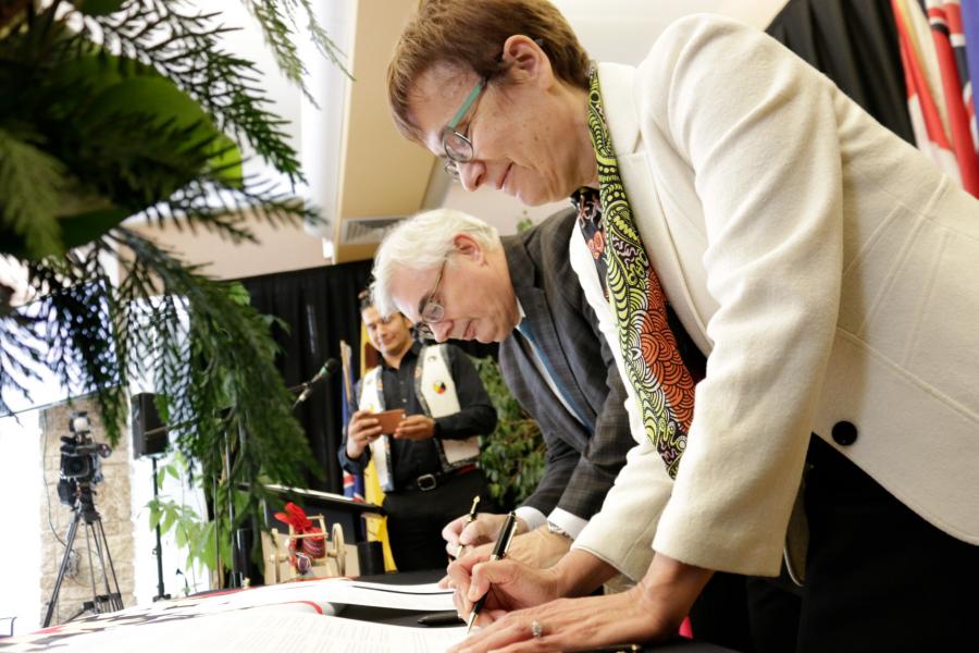 University of Manitoba President and Vice-Chancellor Dr. David Barnard signs the Manitoba Collaborative Indigenous Education Blueprint.